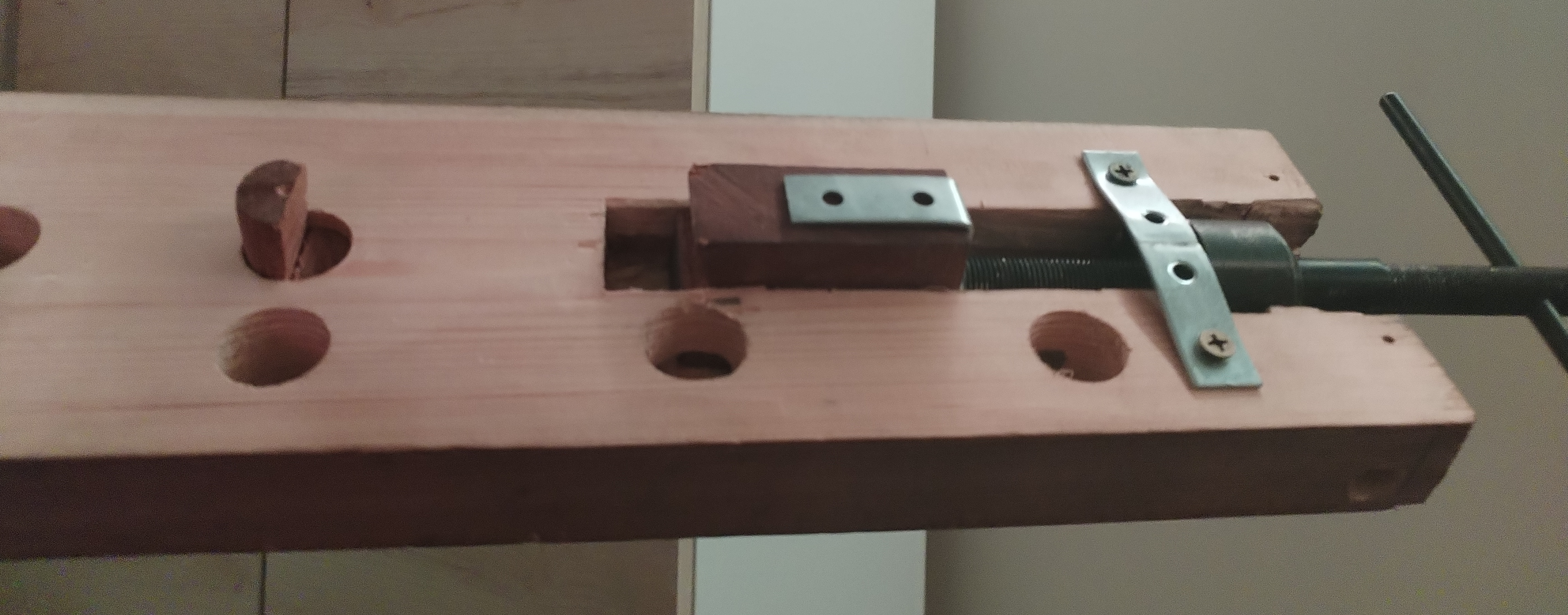 A portable end vice for woodworking